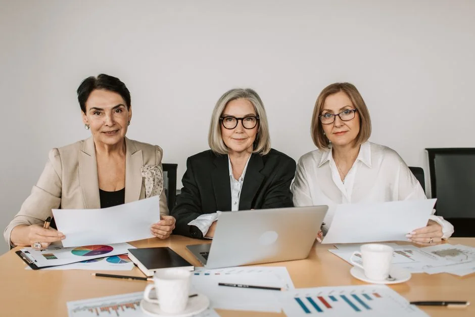 Une équipe diversifiée qui collabore autour de stratégies de marketing numérique à un bureau, avec des ordinateurs portables et des tablettes.